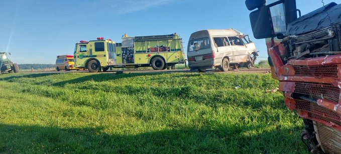 Choque frontal entre vehículo liviano y un camión deja un muerto