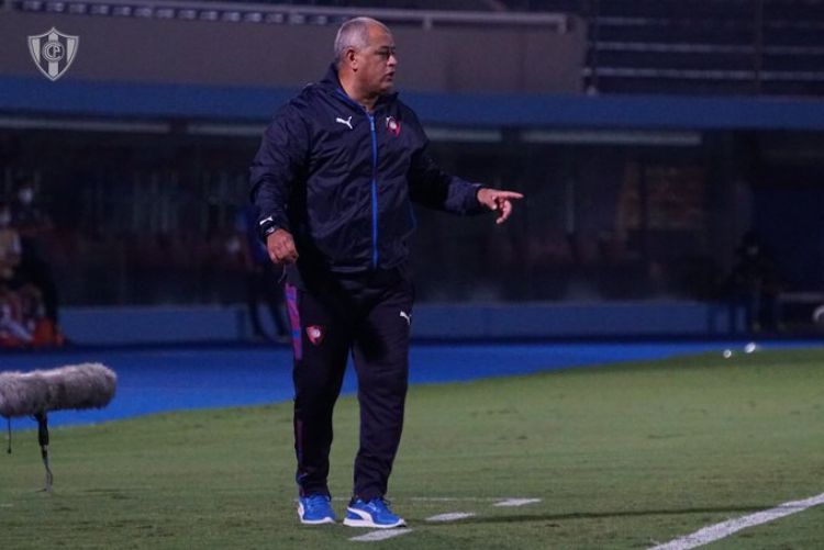 Pese a derrota en Copa, Francisco Arce dejó en claro que no renunciará como DT de Cerro