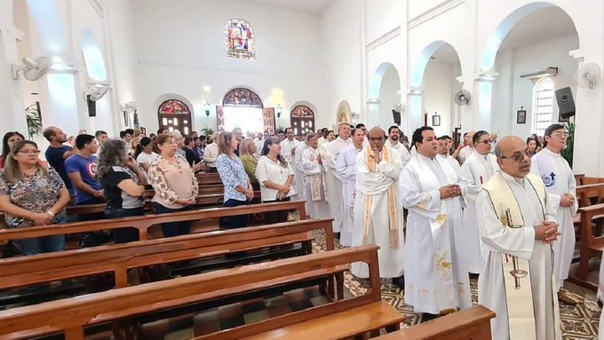 Sacerdotes renuevan compromiso sacerdotal en Catedral de Encarnación