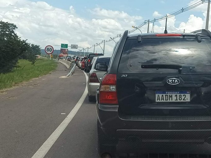 Denuncian colapso de peaje de Ypacaraí