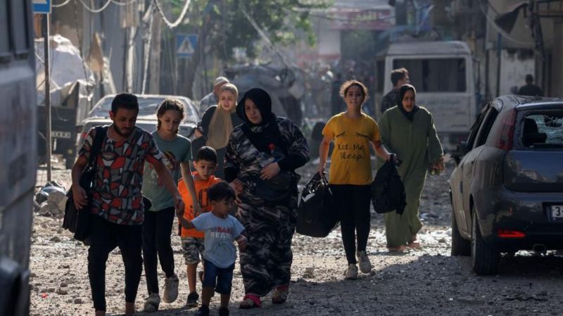 Mujeres y niños mueren en un ataque a un convoy de palestinos que huía del norte de Gaza