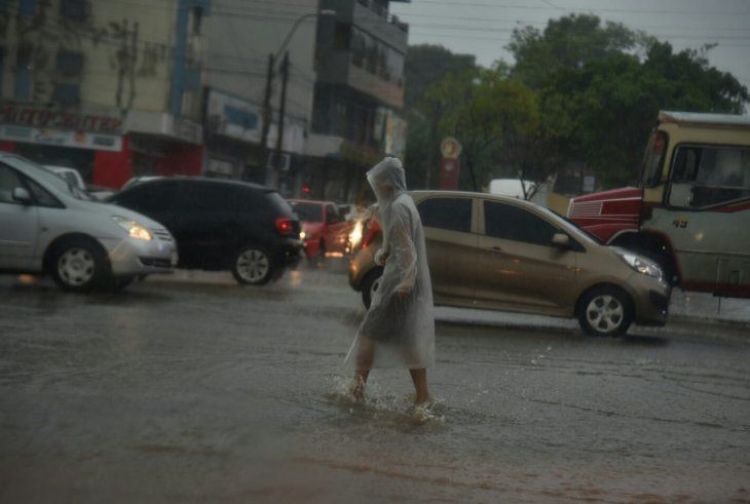 Jueves cálido con lluvias y posibles tormentas