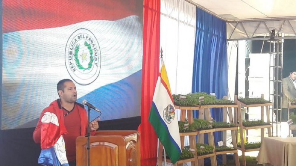 Joven irrumpe en acto oficial y pide a Mario Abdo priorizar la salud