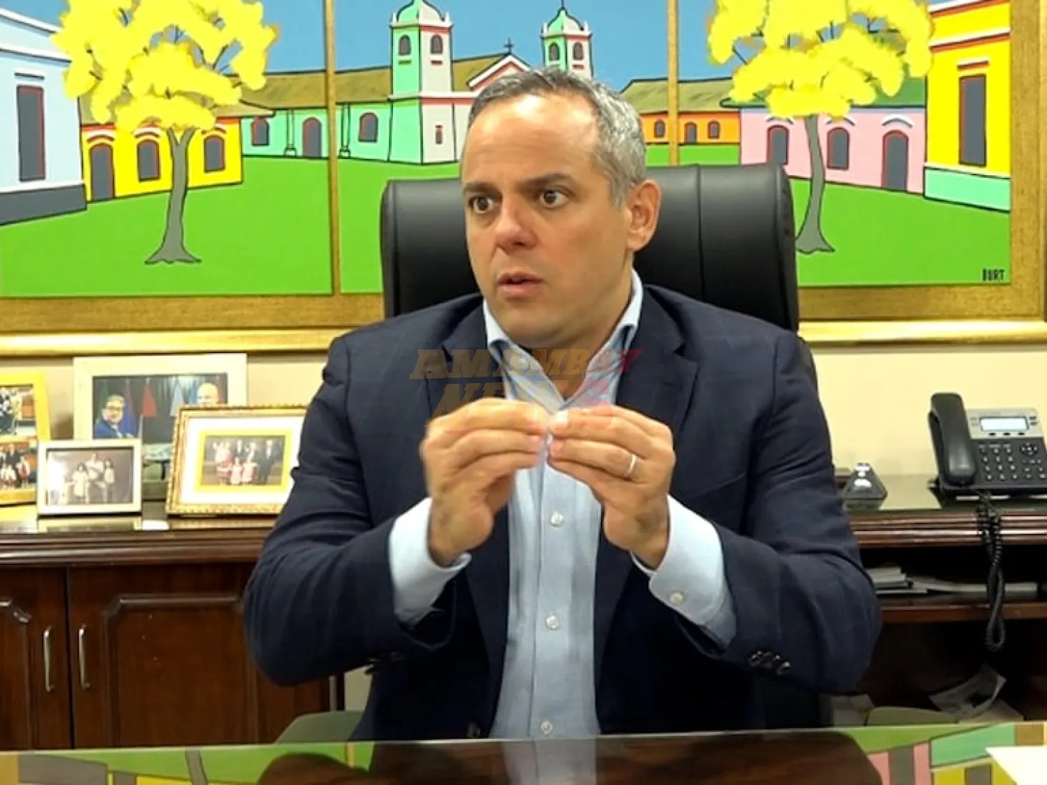 Contralor publica lujoso libro de autobombo y no aclara cómo se financió