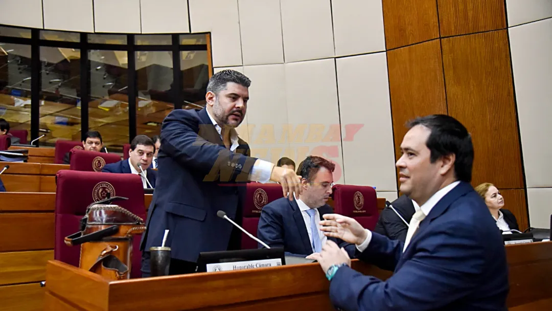 Nenecho rechaza renunciar en medio de fuerte presión