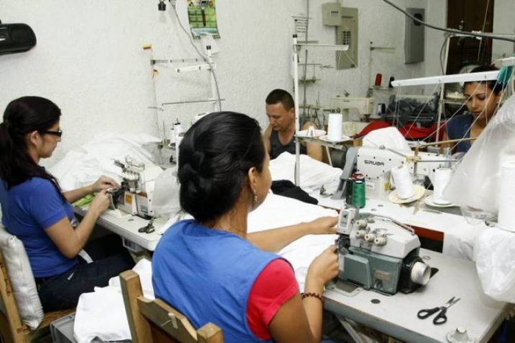 Industriales aguardan el "OK" del Gobierno para iniciar fabricacin de batas