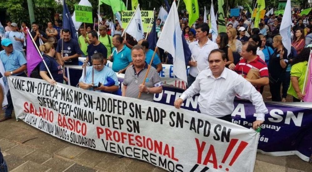 Docentes se movilizan desde hoy en reclamo de cumplimiento de aumento