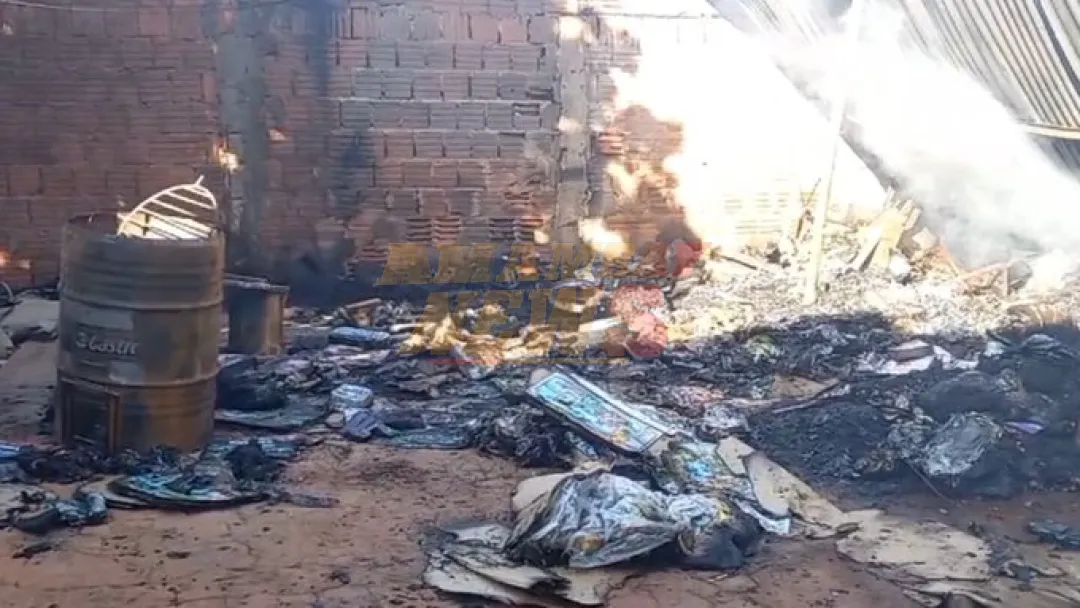 Incendio de vivienda deja en la calle a una pareja en Pedro Juan Caballero
