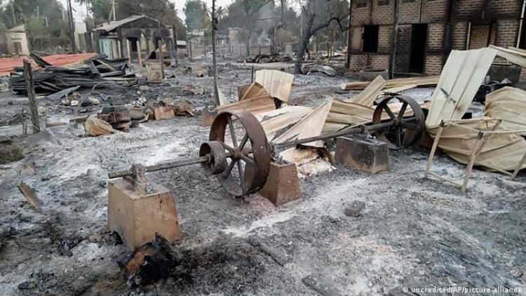 Ejército de Birmania quema cientos de casas en bastión opositor