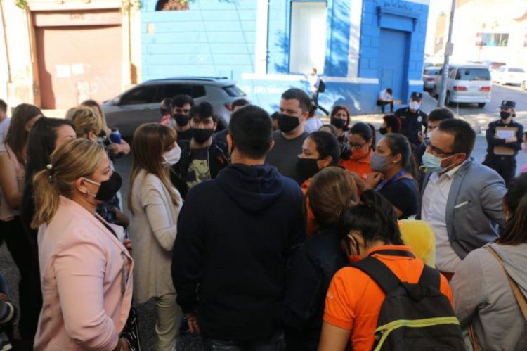 Empleados de Citymarket se manifiestan ante masivo cierre de locales en Asunción
