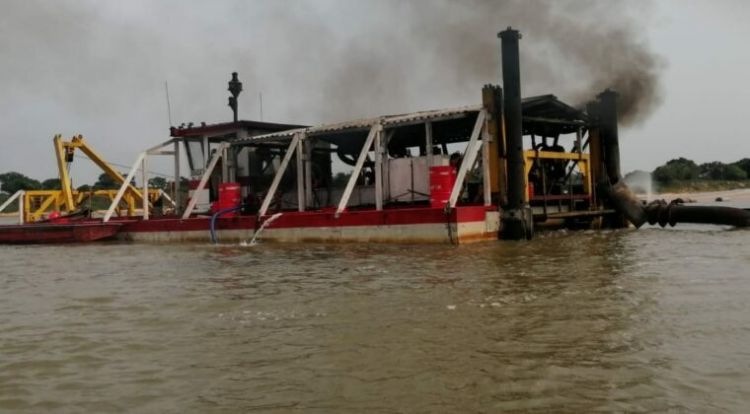 Dos marineros caen al río y son “chupados” por oleaje de barco, uno muere ahogado