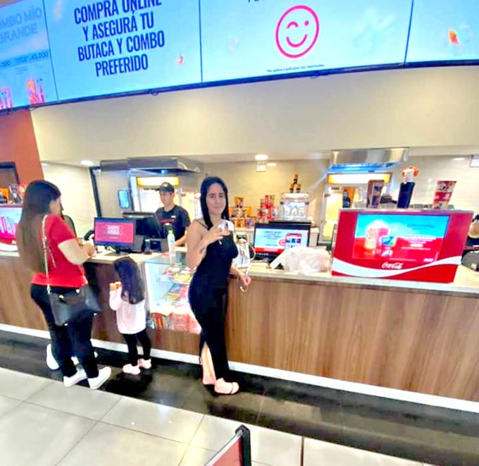 Mujer que lideraba red de sextorsión se pasea libremente pese a contar con arresto domiciliario