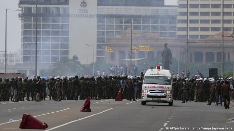 Militares evacuan al dimitido primer ministro de Sri Lanka