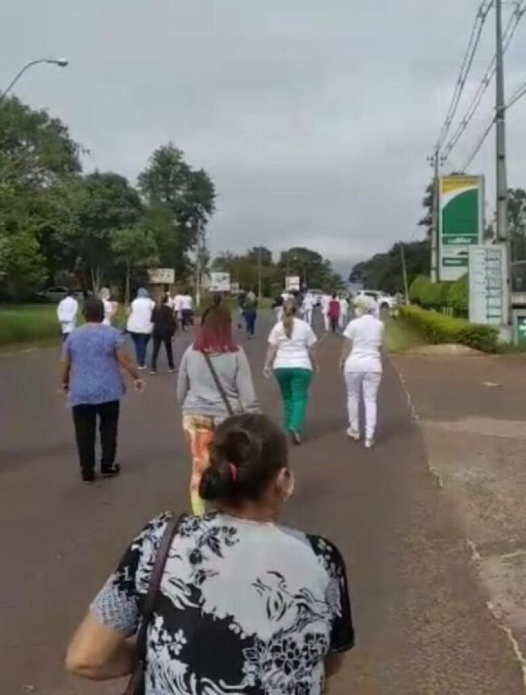 Trabajadores de blanco exigen refuerzo ante la crítica situación en el Hospital de Salto del Guairá