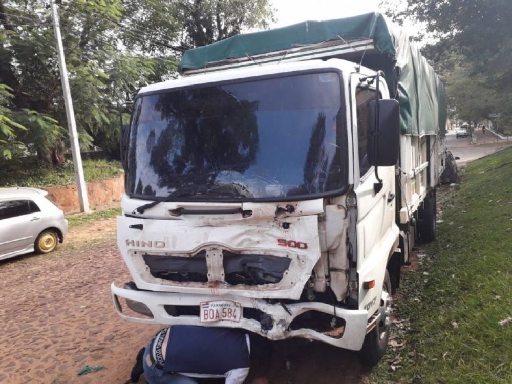 Dos fallecidos tras choque entre motocicleta y camión en San Ignacio