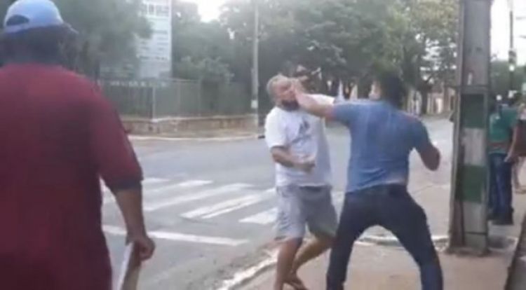 Chofer de colectivo a los golpes con otro conductor