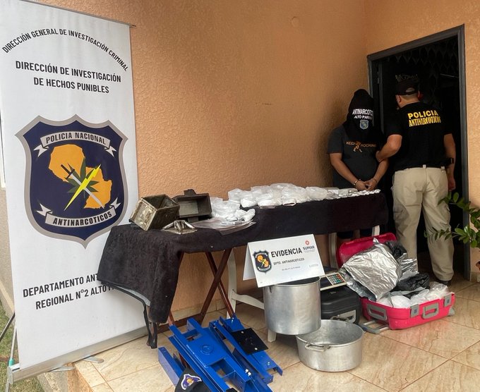 Allanan un laboratorio clandestino para incautar ocho kilos de cocaína