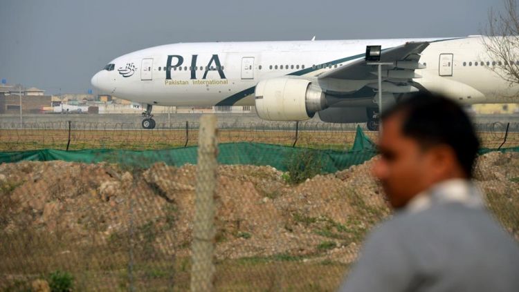 Se estrella avión de Pakistan Airlines con más de 100 personas a bordo