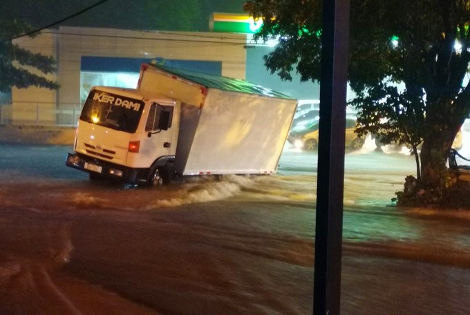 Gran cantidad de agua acumulada en Central en pocas horas de lluvia
