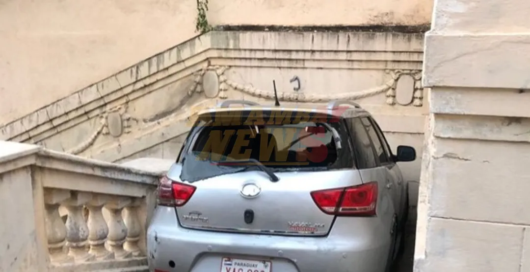 Conductor fugitivo quedó atrapado en escalinata “Los Leones”