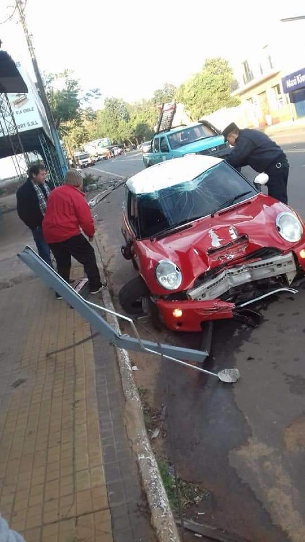 Carrera clandestina entre autos termina con un joven fallecido
