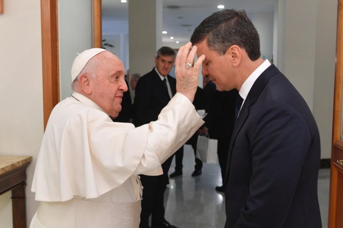 Santi con el Papa Francisco: su guía espiritual nos inspira a construir un Paraguay más solidario