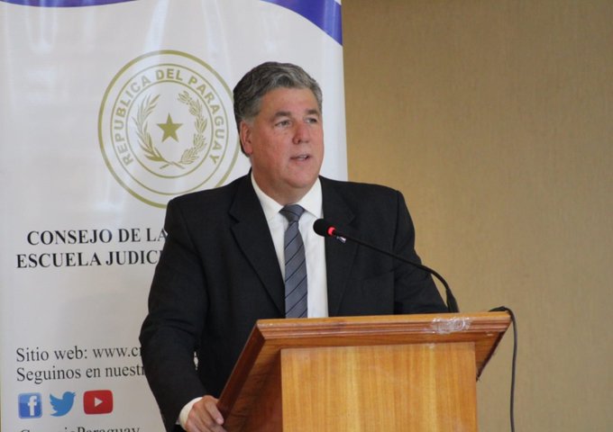 Tiene 0 en docencia y publicación y obtuvo su título de doctor y de magíster en 2021