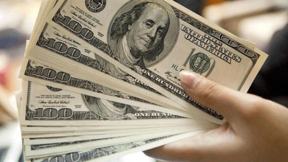 Dólar golpeó a los créditos en mayo
