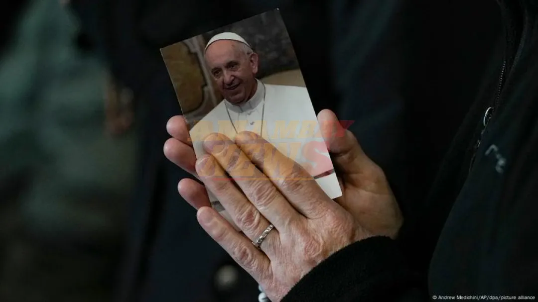 El papa sigue estable, pero debe seguir hospitalizado