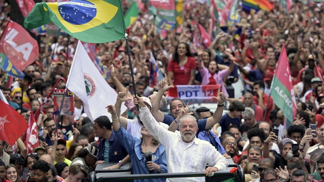 Lula dijo que Bolsonaro busca destruir las instituciones y construir una corte a su medida