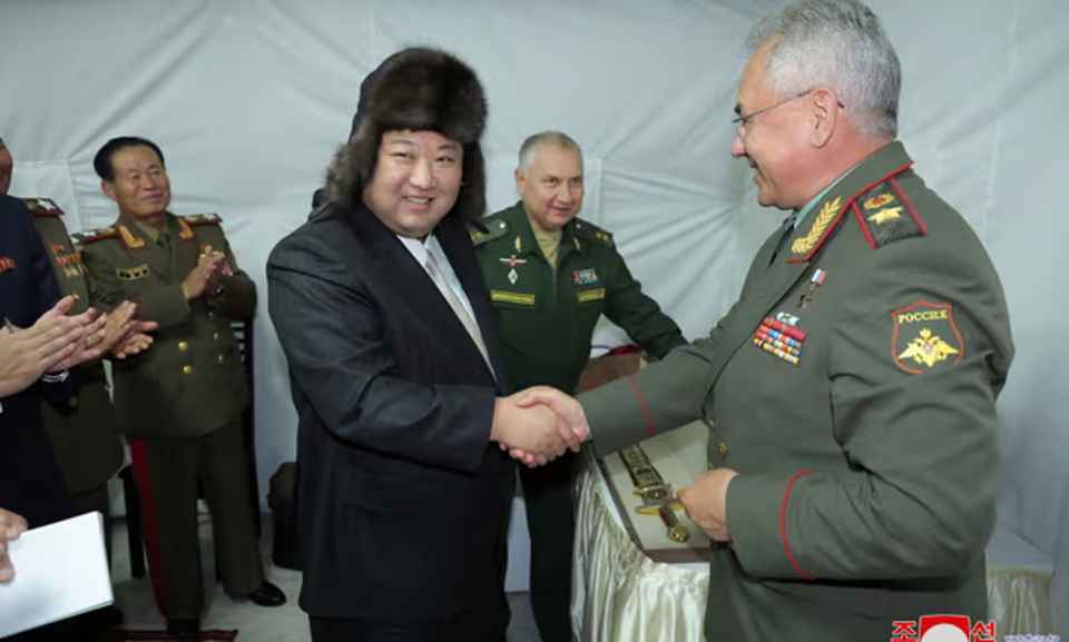 Kim Jong-un inspecciona armas con capacidad nuclear en Rusia