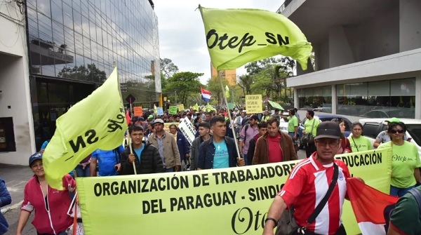 Docentes exigen al MEC concurso y pago de escalafón