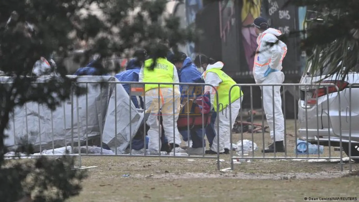 Padre e hijo mataron a 15 personas en playa de Australia