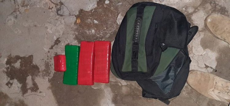 Intervención militar impidió que dos personas lancen drogas en mochilas en predio de Tacumbú