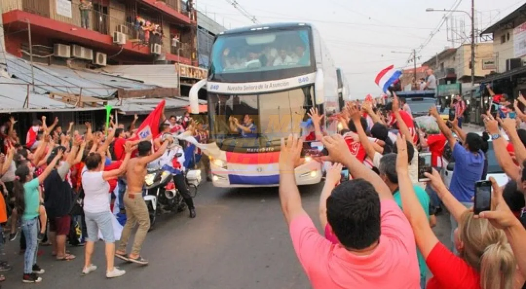 El bus de la Albirroja saldrá a las 17:00 rumbo al Defensores del Chaco