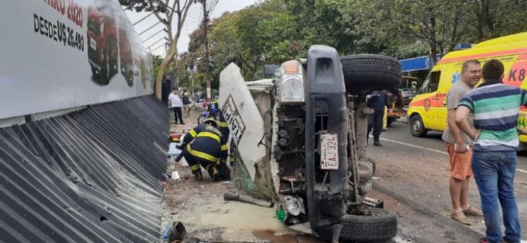 Triple choque deriva en el vuelco de una ambulancia en Asunción
