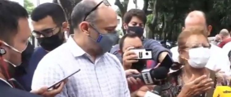 Entre lagrimas viceministro de Salud pide disculpas