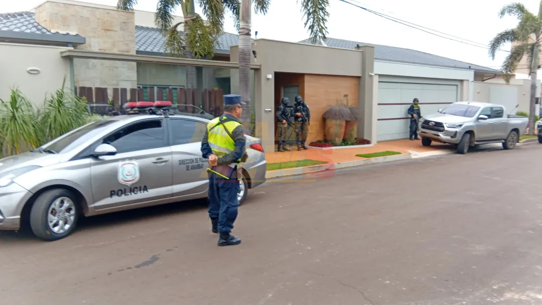 Ex contador de Lalo Gomes intenta sacarse la vida durante allanamiento a su casa, reporta la Policía