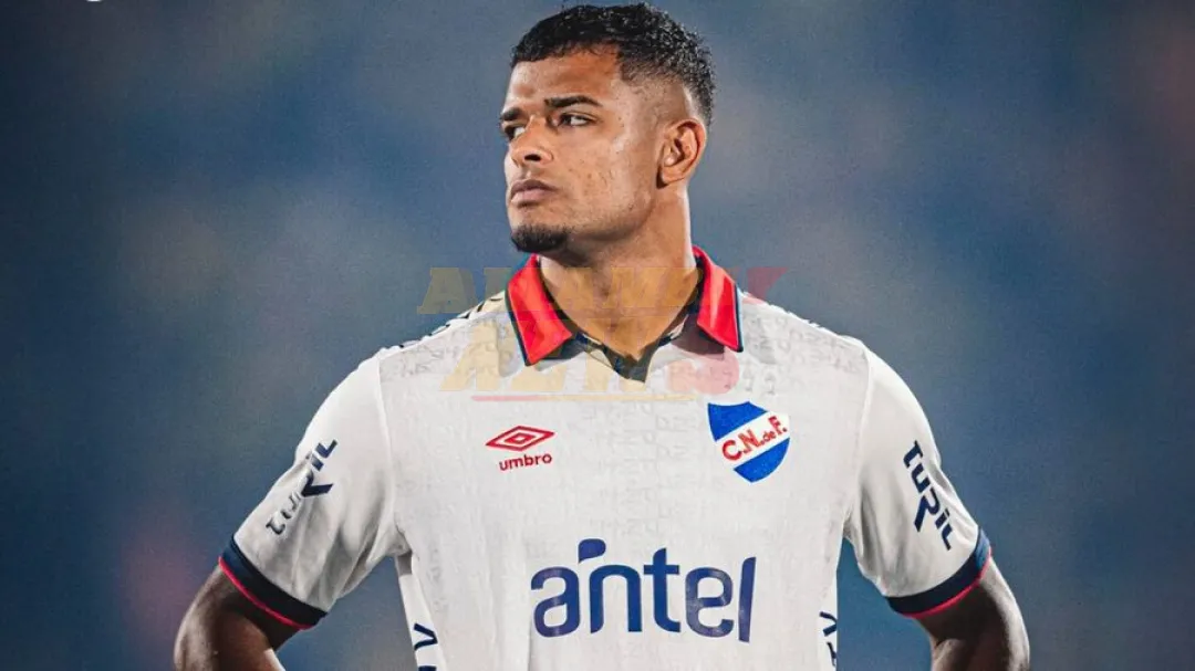 Lucas Morales cerca de Olimpia