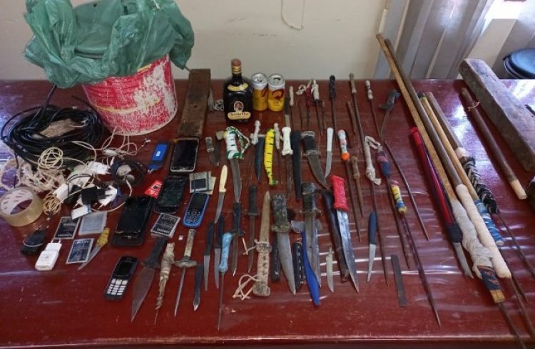 Incautan armas blancas, celulares y bebidas alcohólicas durante requisa en penal de Oviedo