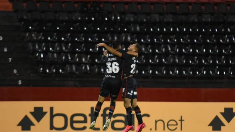 Newells Old Boys derrotó a Palestino y mantiene esperanza