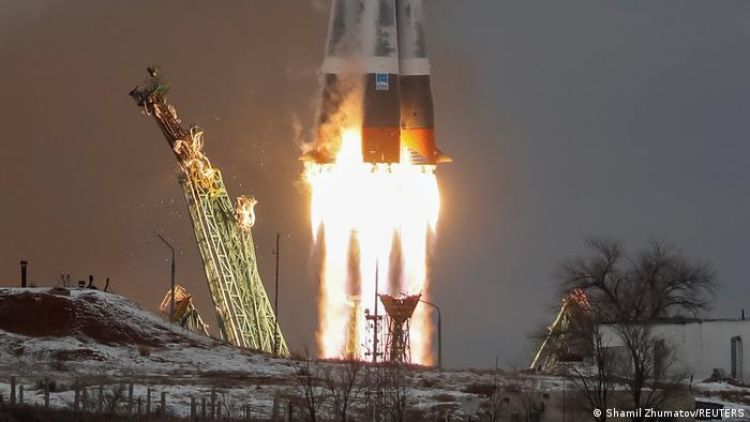 Rusia vuelve al turismo espacial lanzando a un multimillonario japonés a la EEI