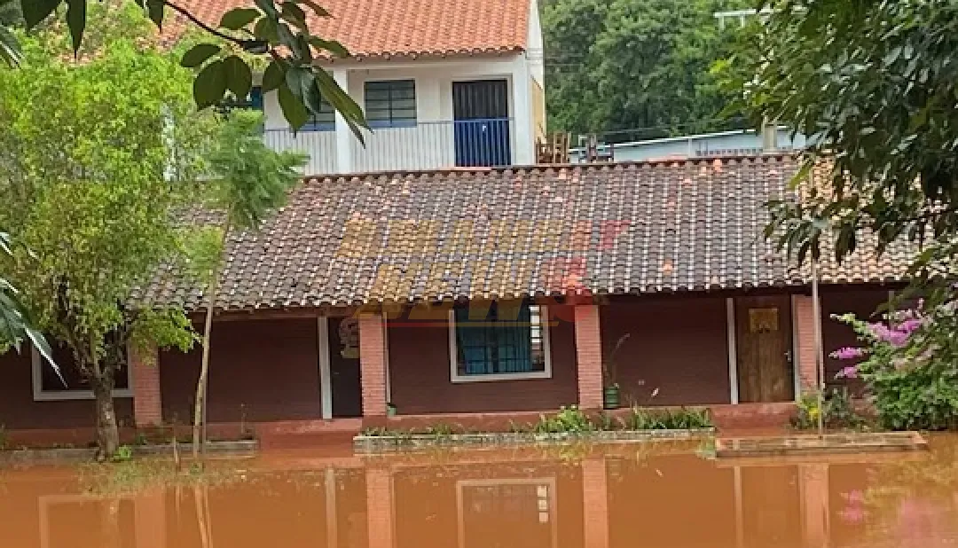 Escuela del Bañado Sur evacúa por inundación