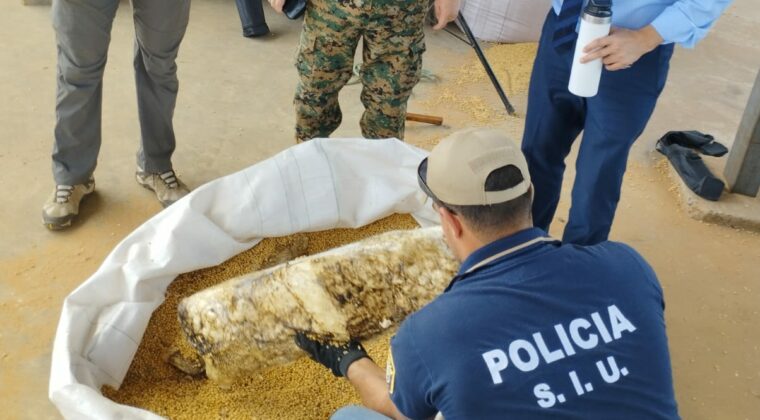 Hallan 1.500 kilos de cocaína en carga de soja, pesaje continúa