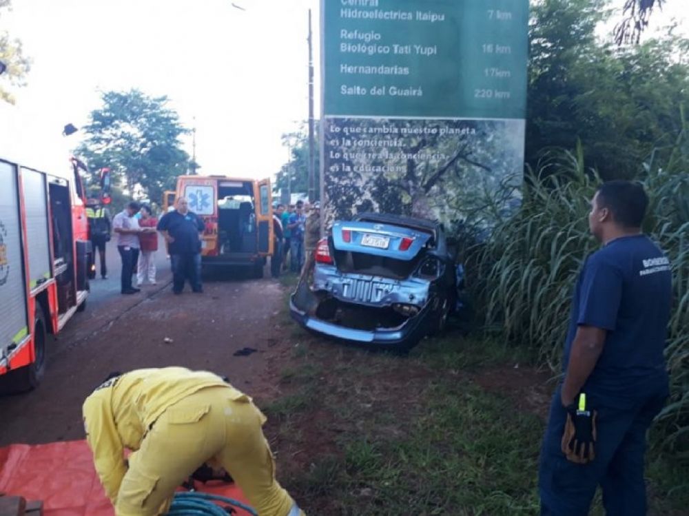 Conductor fallece al chocar contra un cartel de hormigón en Hernandarias