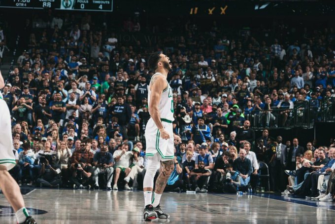 Los Boston Celtics acarician el anillo de la NBA