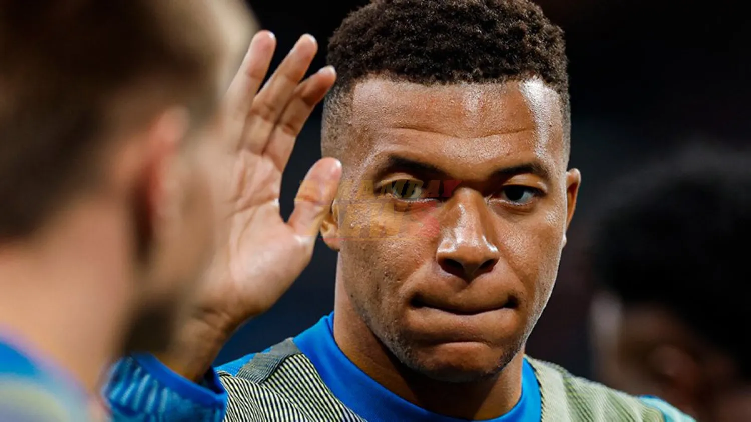 Mbappé ofrece la Bota de Oro a la afición en el Santiago Bernabéu