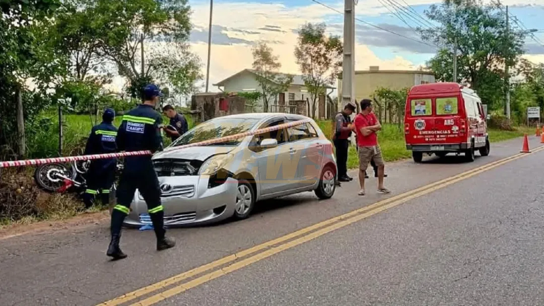 Motociclista que viajaba en grupo rozó con otro biciclo y murió atropellado por un auto