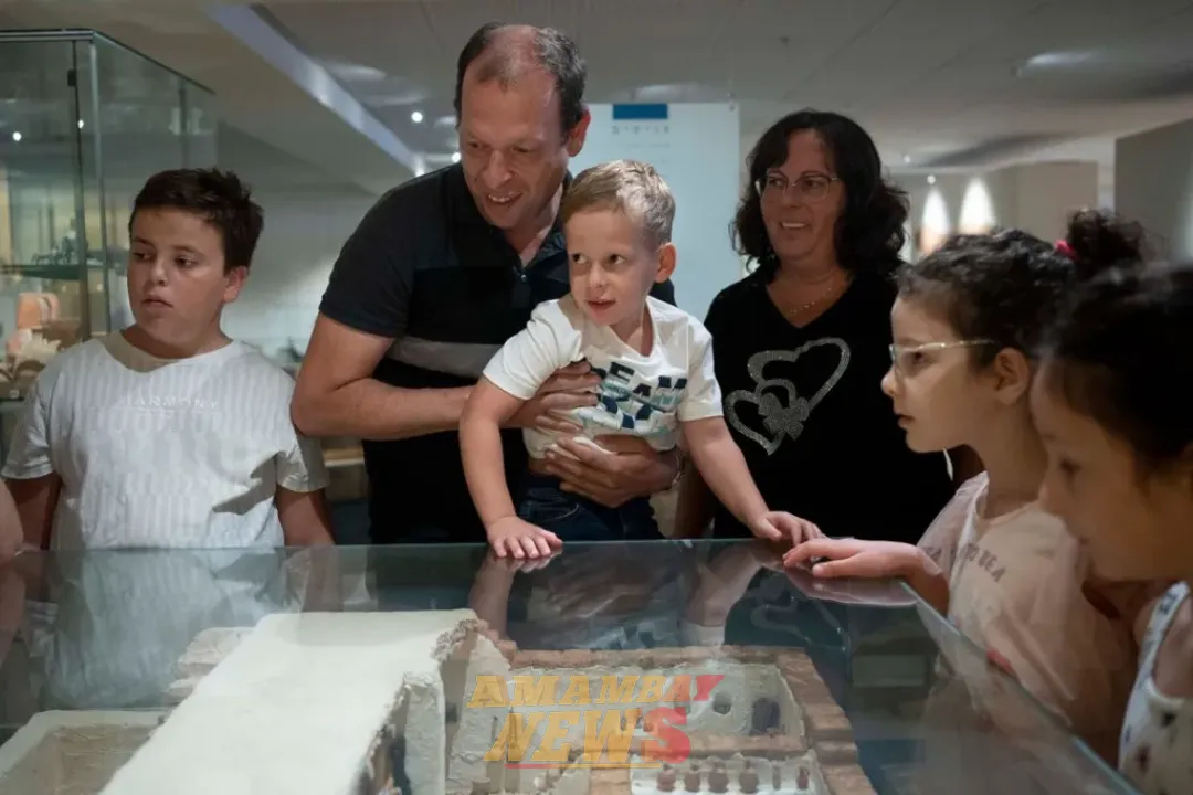 Niño que rompió accidentalmente un jarrón de 3.500 años de antigüedad vuelve al museo