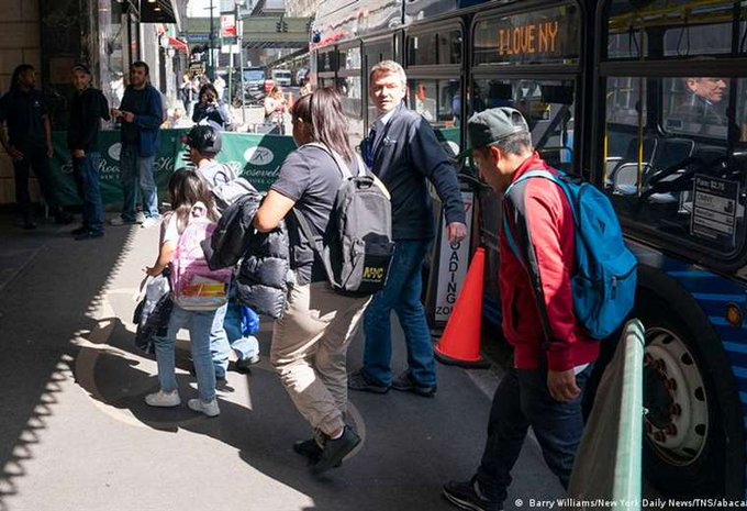 Nueva York restringe llegada de más autobuses con migrantes
